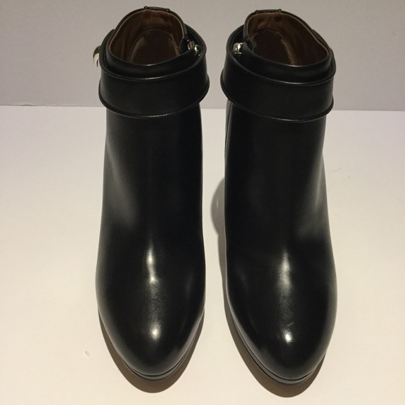 📌 SOLD📌 GIVENCHY SHARK-TOOTH TURN-LOCK BOOTS. - Picture 7 of 8